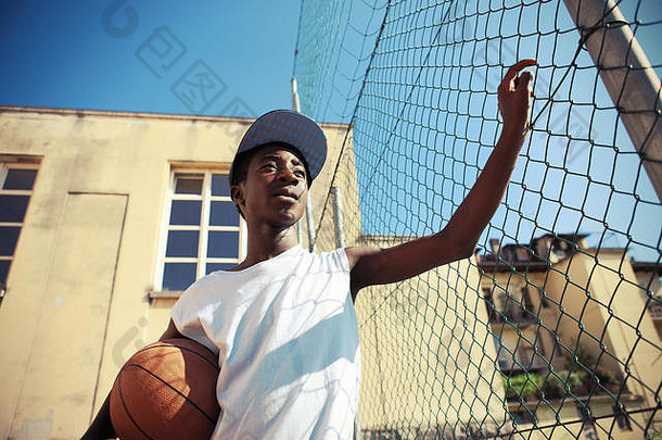 肖像非洲男孩篮球
