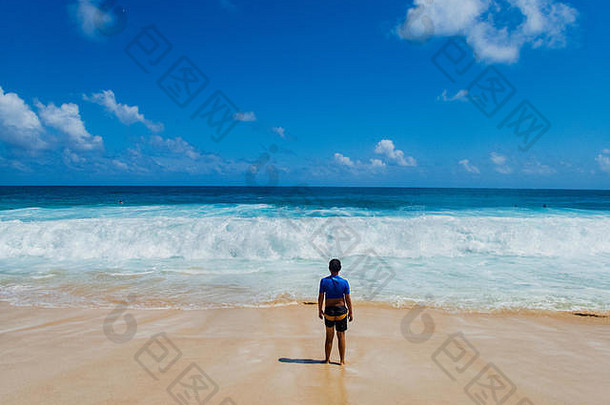 美国夏威夷考艾岛，科洛亚，波普，格兰德凯悦酒店附近的海难海滩，一个10岁的男孩勇敢地独自面对海浪