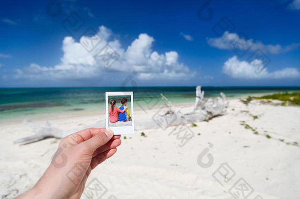 加勒比海暑假期间，父亲拿着孩子们在热带海滩的即时照片