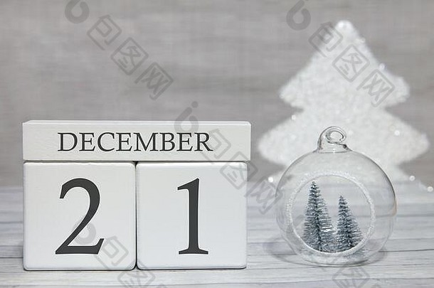 立方体用文字从数字和月份、12月21日到<strong>年底</strong>进行总结。