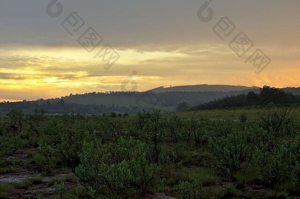 在高原上日落的南非山区的风景