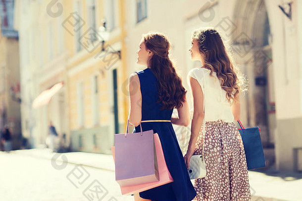 带着购物袋在城市里行走的快乐女人