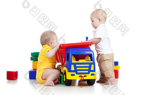 两个小孩一起玩彩色玩具