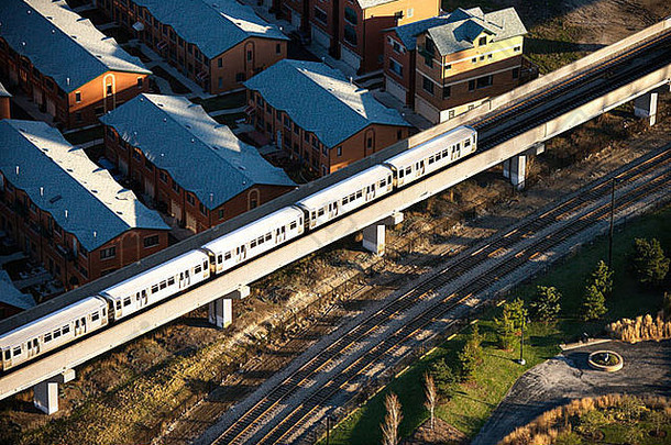 伊利诺伊州芝加哥市通勤列车鸟瞰图