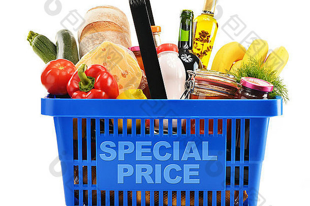 塑料购物篮，在白色地板上隔离各种食品