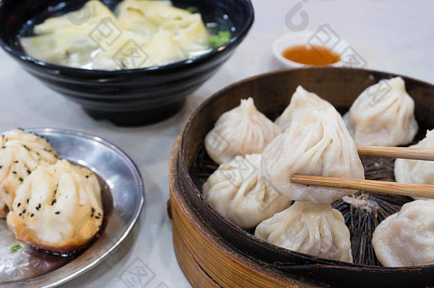 品尝传统上海美食，包括饺子、馄饨和小笼包