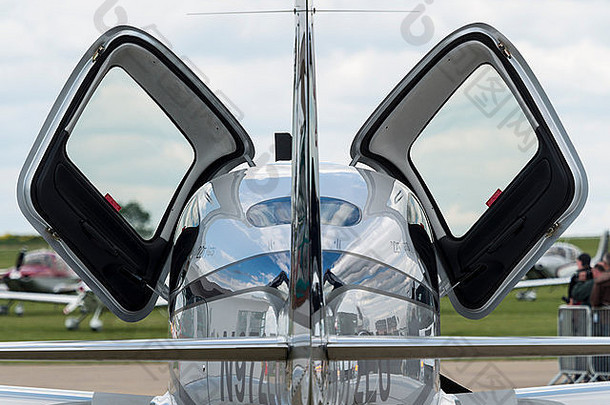 在英国北安普敦郡Sywell机场举行的2015年航空博览会上，一架双座轻型飞机的入口门