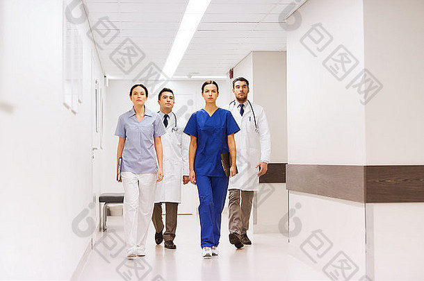 医院走廊上的一组医生或医生