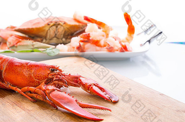 在厨房的砧板上准备<strong>大闸蟹</strong>、红龙虾和虾