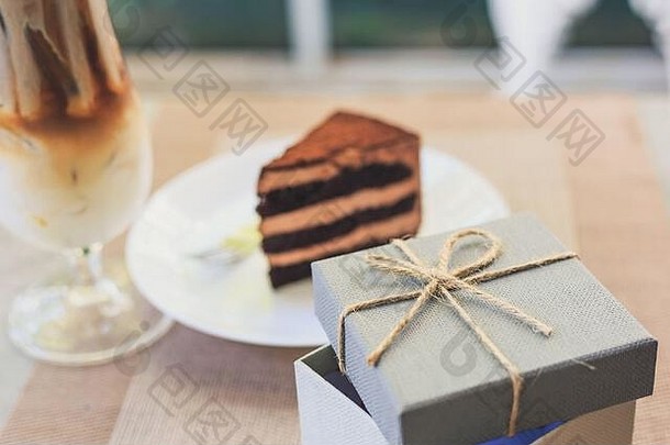 打<strong>开盘</strong>子上蛋糕和奶茶旁边的空礼品盒。它们在桌子上。度假礼物。