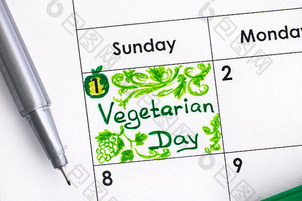 用绿笔提醒日历中的素食日。特写。
