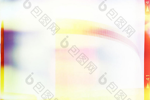 一张中等格式的胶卷，彩色的抽象填充在框架中，适合作为背景