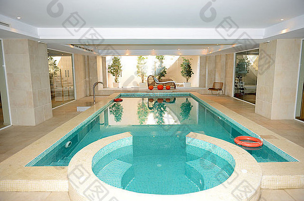 希腊伯罗奔尼撒豪华酒店的温泉浴池和按摩浴缸