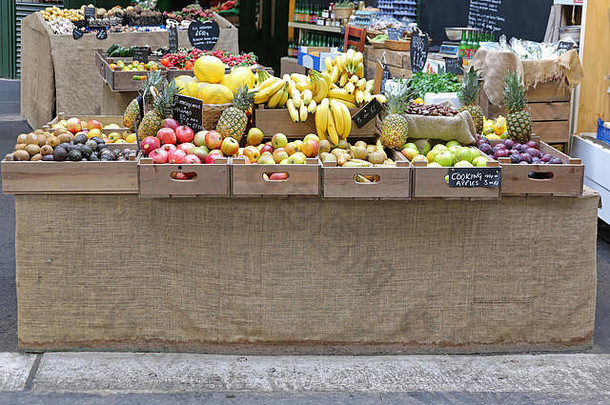 农贸市场摊位上的各种水果