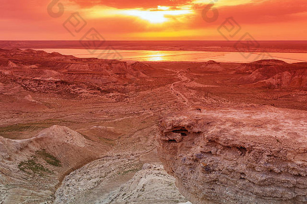 日落时的草原岩石。哈萨克斯坦。Mangistau地区。