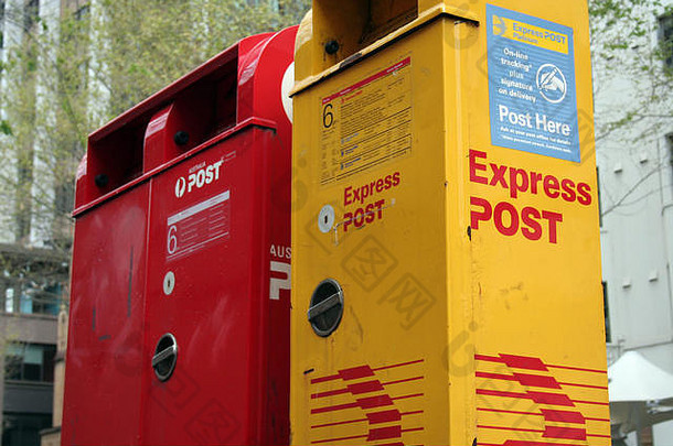 澳大利亚悉尼市的路边邮箱。红色表示普通邮件，黄色表示特快专递（通宵）