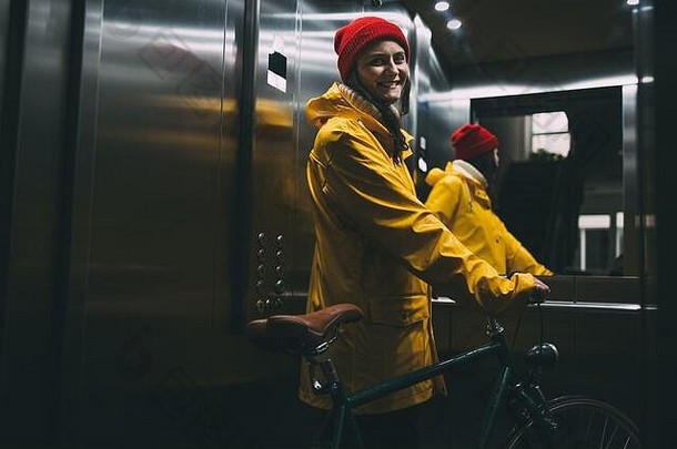 多雨的一天骑自行车女人电梯自行车