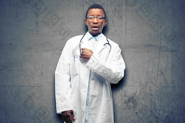 年轻的黑人医生，医学专业人士高兴又惊讶的欢呼，用手指着表示惊奇的手势