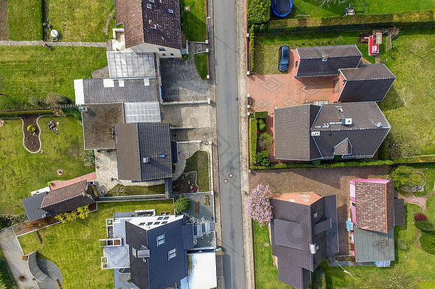 空中照片无人机累积情节单房子花园狭窄的社区