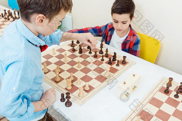两个男孩在比赛中下棋作为一项运动