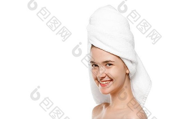选美日。选美日。在白色工作室背景下，一位穿着毛巾的女士正在做她的日常护肤程序。美容、自我护理、化妆品、青春、水疗的概念。自然美，健康。