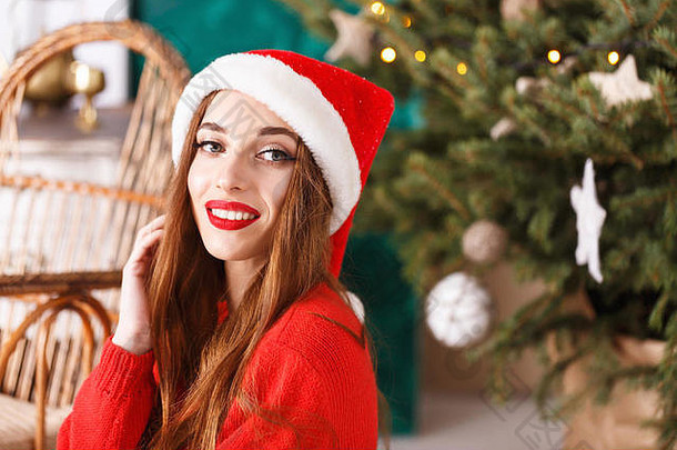 肖像可爱的圣诞节女人穿圣诞老人他红色的毛衣坐着地板上舒适的一年云杉一年圣诞节假期记忆礼物<strong>购</strong>物折扣商店雪少女圣诞老人老人化妆发型<strong>狂欢</strong>节