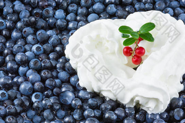 白色心生奶油蓝莓背景越桔纹理可爱的甜蜜的装饰嫩枝新鲜的小红莓绿色叶子