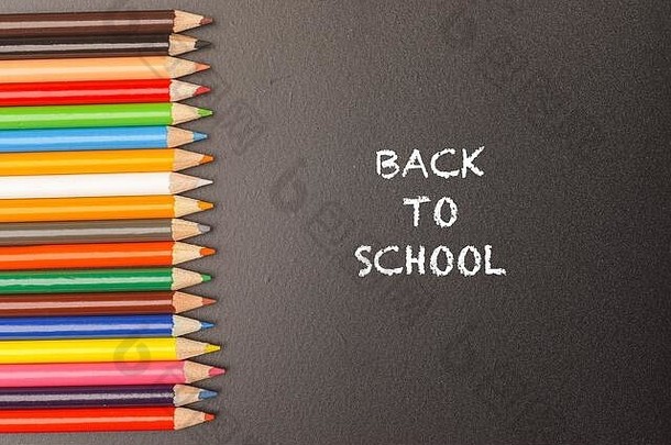 带彩色铅笔和黑板的返校用语