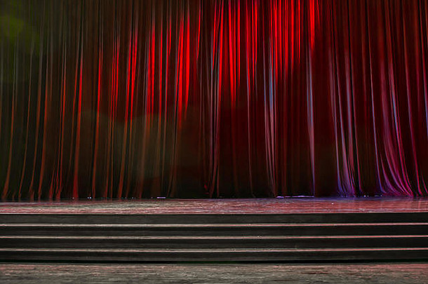 红色的窗帘阶段木条镶花之地板楼梯剧院色彩斑斓的照明