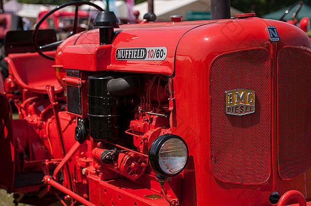 完美、抛光、干净、明亮的红色经典Nuffield 10/60柴油拖拉机的特写镜头，停放和展示-英国英国约克郡大展。