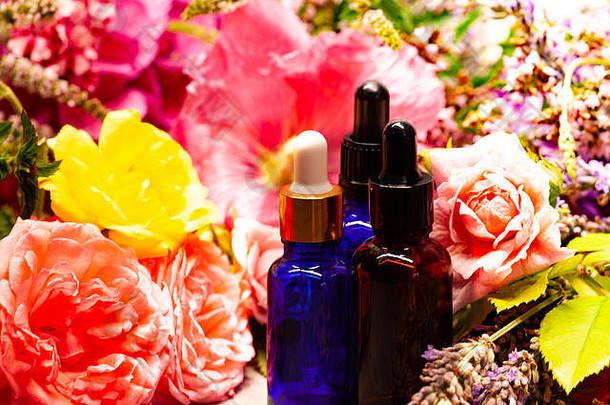 芳香疗法用鲜花和香精油瓶