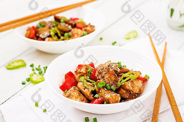 <strong>宫保鸡丁</strong>配辣椒和蔬菜。中国菜。炒菜。
