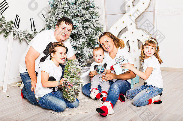 圣诞节家庭肖像首页假期生活房间孩子们婴儿现在礼物盒子房子装修圣诞节树