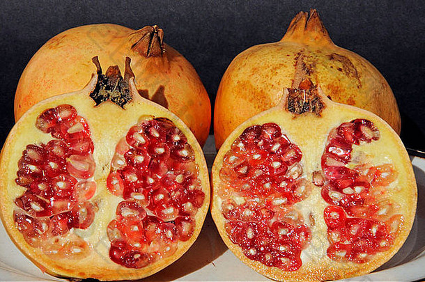 石榴减少一半显示红色的水果内部