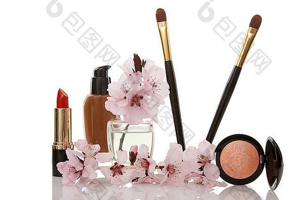 白色背景上的化妆品和樱桃花