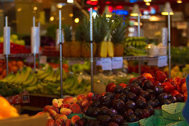 加拿大温哥华下大陆格兰德维尔岛食品摊农民销售新鲜水果