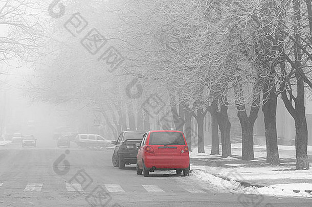 街小镇多雾的冬天早....
