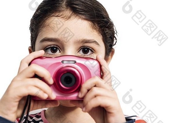 一个孩子看着隔离在白色背景上的相机拍照的水平照片，孩子们的概念和他们的爱好，文本的空间