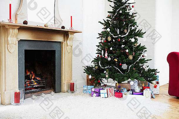 壁炉和圣诞树与礼物