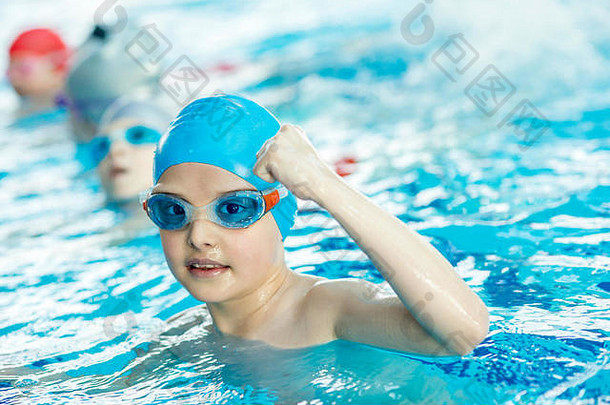 快乐孩子们孩子们集团游泳池类学习游泳