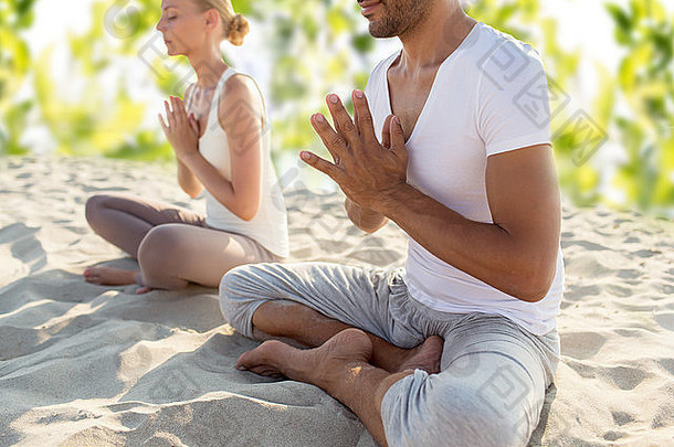 微笑夫妇使瑜伽练习在户外