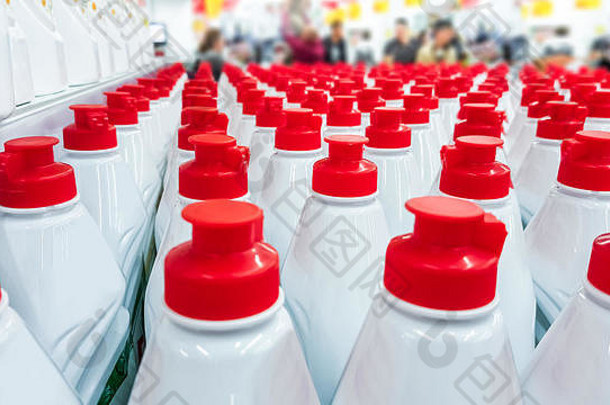 白色塑料瓶，红色盖子排成一排。