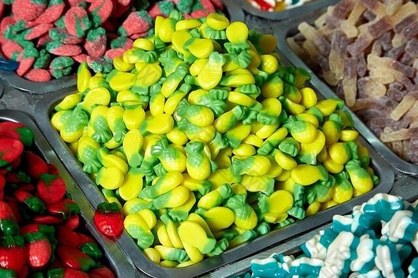 以色列市场上一箱菠萝糖
