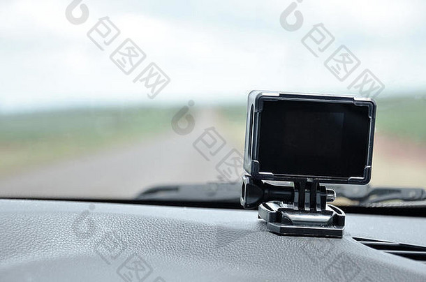 微型摄像机固定在汽车仪表板上。