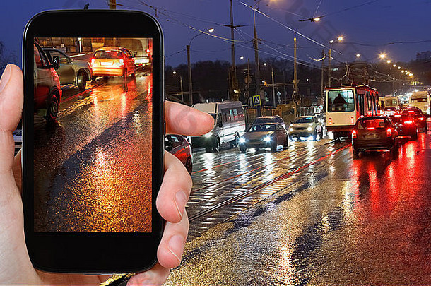 旅行概念旅游照片图片晚上车交通街雨智能手机