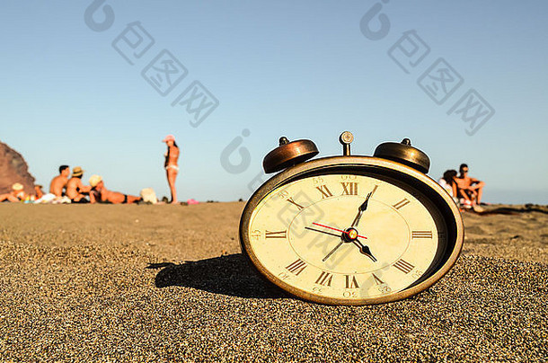 沙滩上的时钟