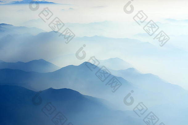 意大利阿尔卑斯山脉多雾的早晨-山脉剪影