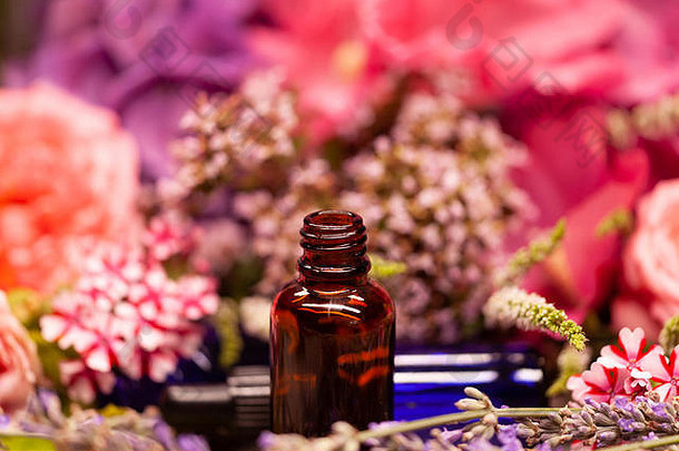 芳香疗法用鲜花和香精油瓶