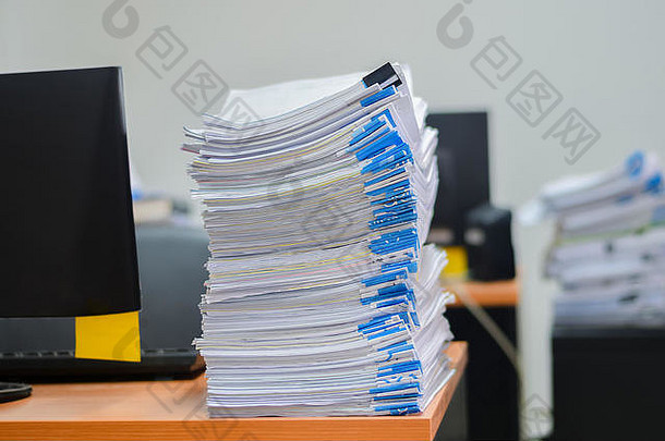 堆论文工作堆栈文档办公室桌子上业务文档计费检查报告总结结果年度报告