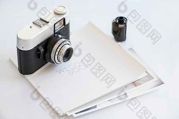 结婚<strong>纪念册</strong>上的35毫米复古照相相机，带有印刷品和胶卷